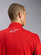 Fato Alpinestars Kart Indoor V2, vermelho, pormenor da zona superior das costas e do pescoço com logótipo branco bordado e costuras contrastantes, design de gola ergonómico para karting