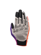 Alpinestars Sim Gloves Graphic 2, luvas de Sim Racing, laranja, roxo néon e branco, vista da palma com tecido cinzento e pontos de aderência pretos impressos em 3D, pontas dos dedos compatíveis com ecrãs táteis e punho curto para precisão em corridas virtuais