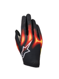 Alpinestars Sim Gloves Graphic 3, luvas de sim racing, pretas com grafismos de chamas em vermelho vivo e amarelo, logótipo de estrela branco, dedos perfurados para ventilação, construção leve e flexível para corridas virtuais