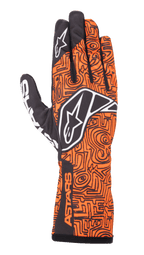 Luvas Alpinestars Tech-1 K Race V2 Vertical, luvas de karting, laranja fluorescente e preto, padrão geométrico intrincado estilo labirinto, logótipo Alpinestars branco no dorso e dedo indicador, marca ASTARS na lateral do punho, design em malha leve e respirável