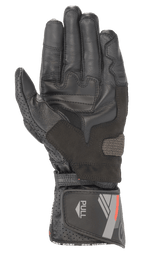 Luva de Pele Alpinestars SP-8 V3, Preta, vista da palma com painéis de aderência reforçados e polegar perfurado, punho ajustável com grafismos vermelhos e cinzentos e aba 'PULL', equipamento de condução desportiva de motociclismo