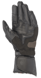 Luvas de Pele Alpinestars SP-8 V3, Pretas, vista da palma mostrando painéis de aderência reforçados, polegar perfurado e fecho de punho ajustável com velcro, proteção de alto desempenho para motociclismo de competição