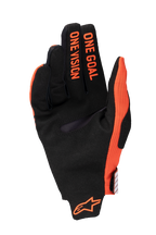 Alpinestars 2025 Radar Pro Gloves, luvas de motocross, laranja e preto, vista da palma com o texto 'ONE GOAL ONE VISION' nos dedos e logótipo laranja no pulso, construção em camurça sintética e malha respirável para desempenho fora de estrada