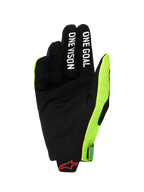 Alpinestars 2026 Radar Pro Gloves, vista da palma de uma luva de motocross, camurça sintética preta com texto branco 'ONE GOAL' e 'ONE VISION' nos dedos, painel lateral em malha amarelo fluo brilhante, logótipo Alpinestars vermelho no pulso, equipamento de performance minimalista para todo-o-terreno