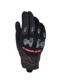 Alpinestars 2026 Pro-Dura Gloves, luvas de motocross e enduro, pretas e vermelho vivo, com proteções em TPR cinzentas nos nós dos dedos e nos dedos com padrão hexagonal, costas da mão em malha respirável, texto Alpinestars vermelho e logótipo de estrela bordeaux no punho