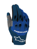 Luvas Alpinestars Pro-Dura 2026, luvas de motocross e enduro, azul-marinho, azul brilhante e branco, com proteção de duas peças em TPR nos nós dos dedos, construção elástica multi-painel, logótipo Alpinestars branco no punho e marca no dorso da mão, design técnico para todo-o-terreno