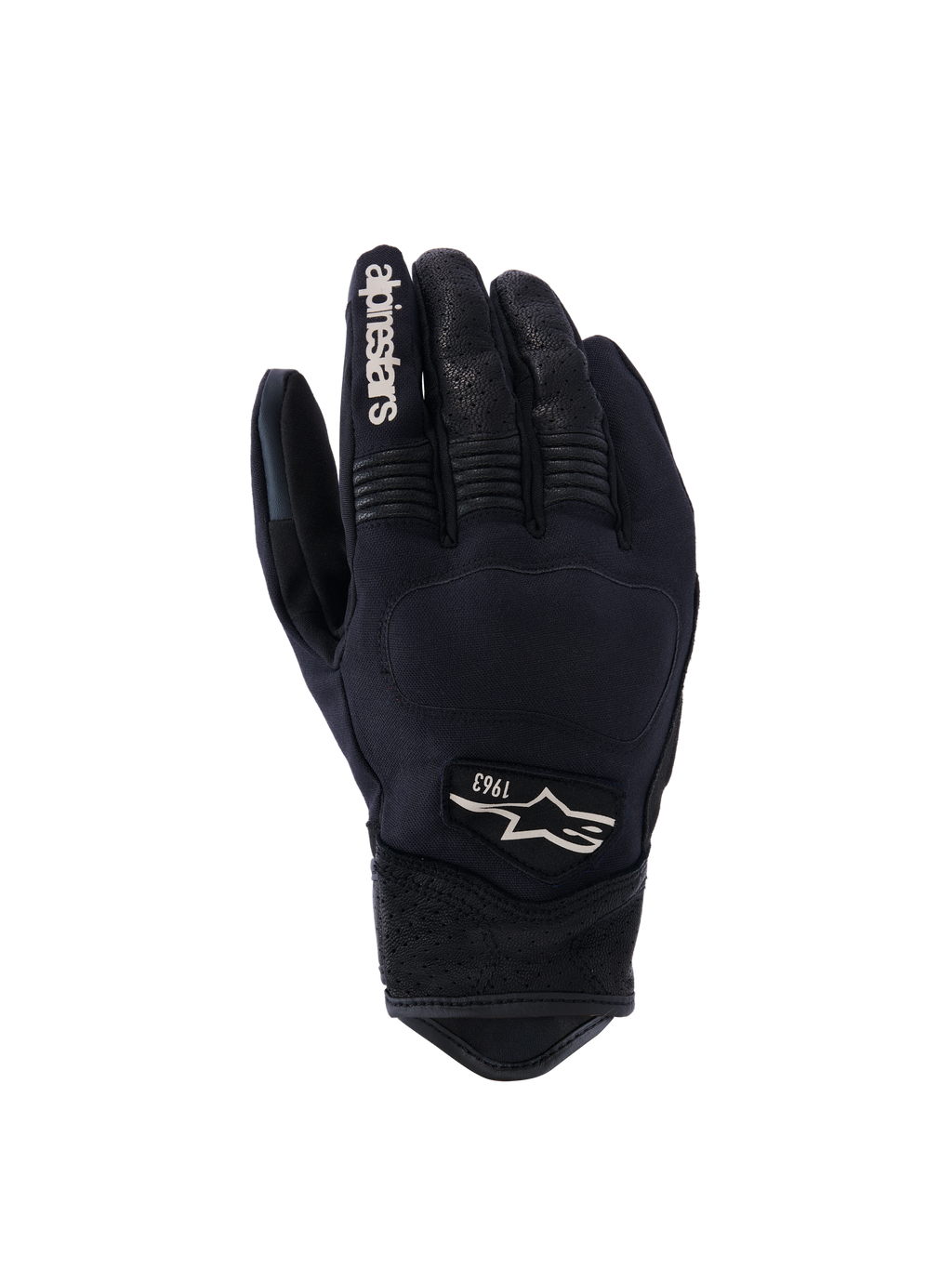 Luvas Alpinestars Tracker, luvas de motociclismo pretas, vista do dorso mostrando a construção em tecido elástico, detalhes em pele perfurada nos dedos e punho, marca branca no dedo indicador, logótipo Alpinestars com 1963 no dorso, zona dos nós dos dedos acolchoada, design urbano de punho curto