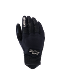 Luvas Alpinestars Tracker, luvas de motociclismo pretas, vista do dorso mostrando a construção em tecido elástico, detalhes em pele perfurada nos dedos e punho, marca branca no dedo indicador, logótipo Alpinestars com 1963 no dorso, zona dos nós dos dedos acolchoada, design urbano de punho curto