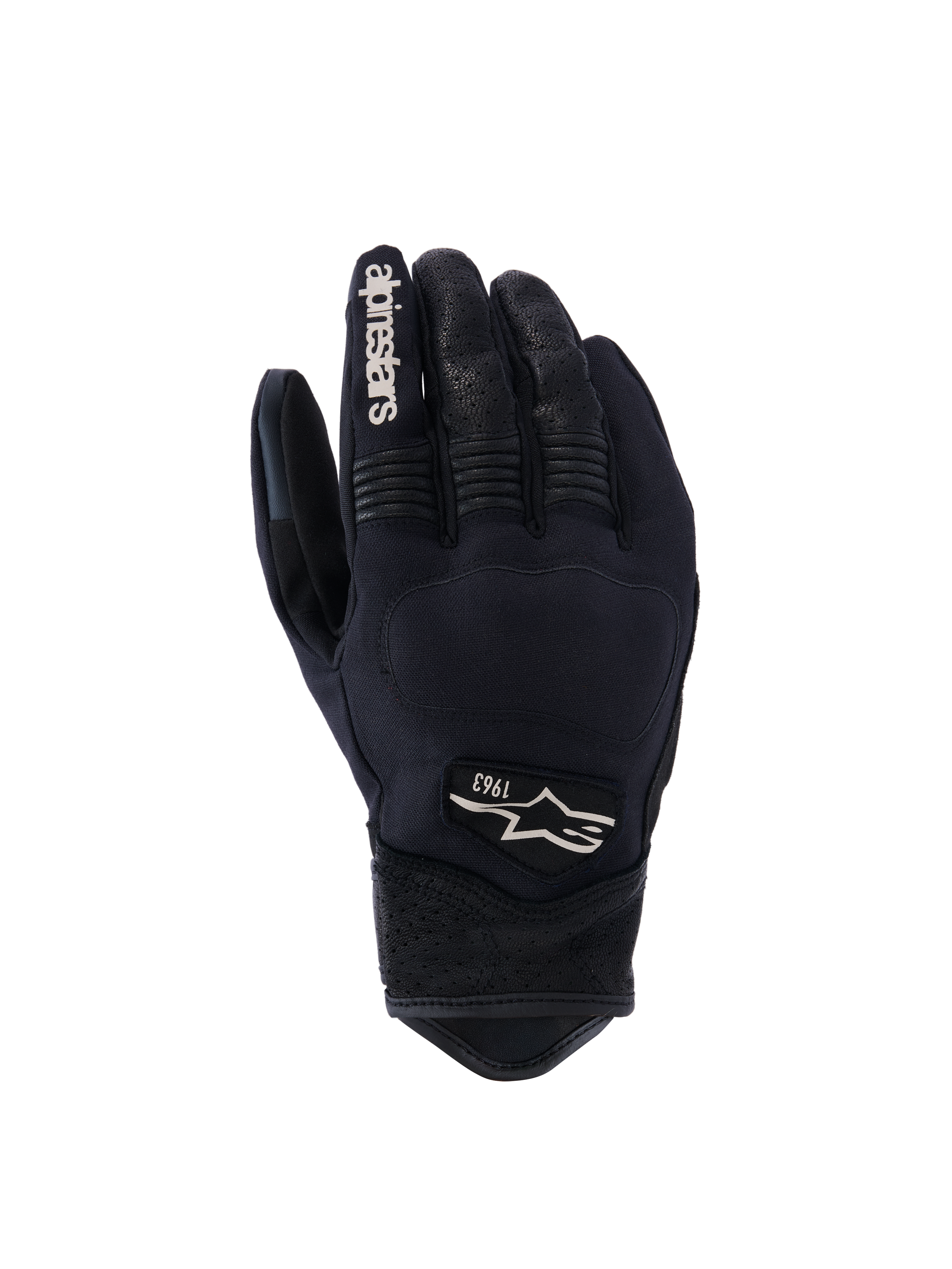 Luvas Alpinestars Tracker, luvas de motociclismo pretas, vista do dorso mostrando a construção em tecido elástico, detalhes em pele perfurada nos dedos e punho, marca branca no dedo indicador, logótipo Alpinestars com 1963 no dorso, zona dos nós dos dedos acolchoada, design urbano de punho curto