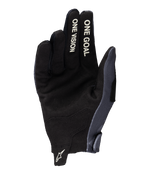 Alpinestars 2025 Radar Gloves, luvas de motocross, cinzento e camuflado escuro, vista da palma com construção em camurça sintética, texto 'ONE VISION' e 'ONE GOAL' a branco nos dedos e logótipo Astars branco na aba de puxar do pulso