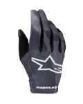 Luvas Alpinestars Radar 2025, luvas de motocross, padrão Dark Camo em tons de cinzento, logótipo de estrela branco no dorso, texto Alpinestars no punho, construção elástica leve para performance em todo-o-terreno
