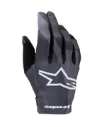 Luvas Alpinestars Radar 2025, luvas de motocross, padrão Dark Camo em tons de cinzento, logótipo de estrela branco no dorso, texto Alpinestars no punho, construção elástica leve para performance em todo-o-terreno
