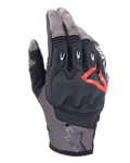Luvas Alpinestars Techdura, luvas de motociclismo, castanho Falcon e preto com detalhes vermelhos, proteção acolchoada nos nós dos dedos, malha respirável e tecido elástico, inserções protetoras nos dedos, logótipo de estrela no punho