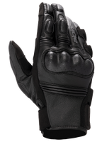 Alpinestars Stella Phenom Leather Air Glove, luvas de motociclismo para mulher, pretas, vista do dorso com destaque para a proteção rígida e perfurada nos nós dos dedos, articulações dos dedos almofadadas e textura de pele premium.