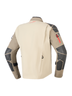 Casaco Alpinestars Nazca 3L GORE-TEX PRO, Walnut Rock Brown, vista traseira com painel traseiro bege e mangas castanhas, reforços em cinzento escuro nos ombros e cotovelos, detalhes de fecho e logótipo em vermelho, equipamento durável para motociclismo de aventura