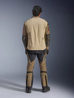 Casaco Alpinestars Nazca 3L GORE-TEX PRO em Walnut Rock Brown, vista traseira do piloto, mostrando os reforços Superfabric nos cotovelos e fechos de ventilação traseiros, usado com calças de aventura a condizer, botas pretas e luvas, vestuário técnico de condução robusto para aventura extrema.