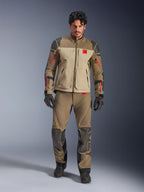 Casaco Alpinestars Nazca 3L GORE-TEX PRO, Walnut Rock Brown, casaco de motociclismo de aventura usado com calças e luvas a condizer, com detalhes de fechos de correr vermelhos, logótipo 'All Terra' no peito e construção têxtil robusta.