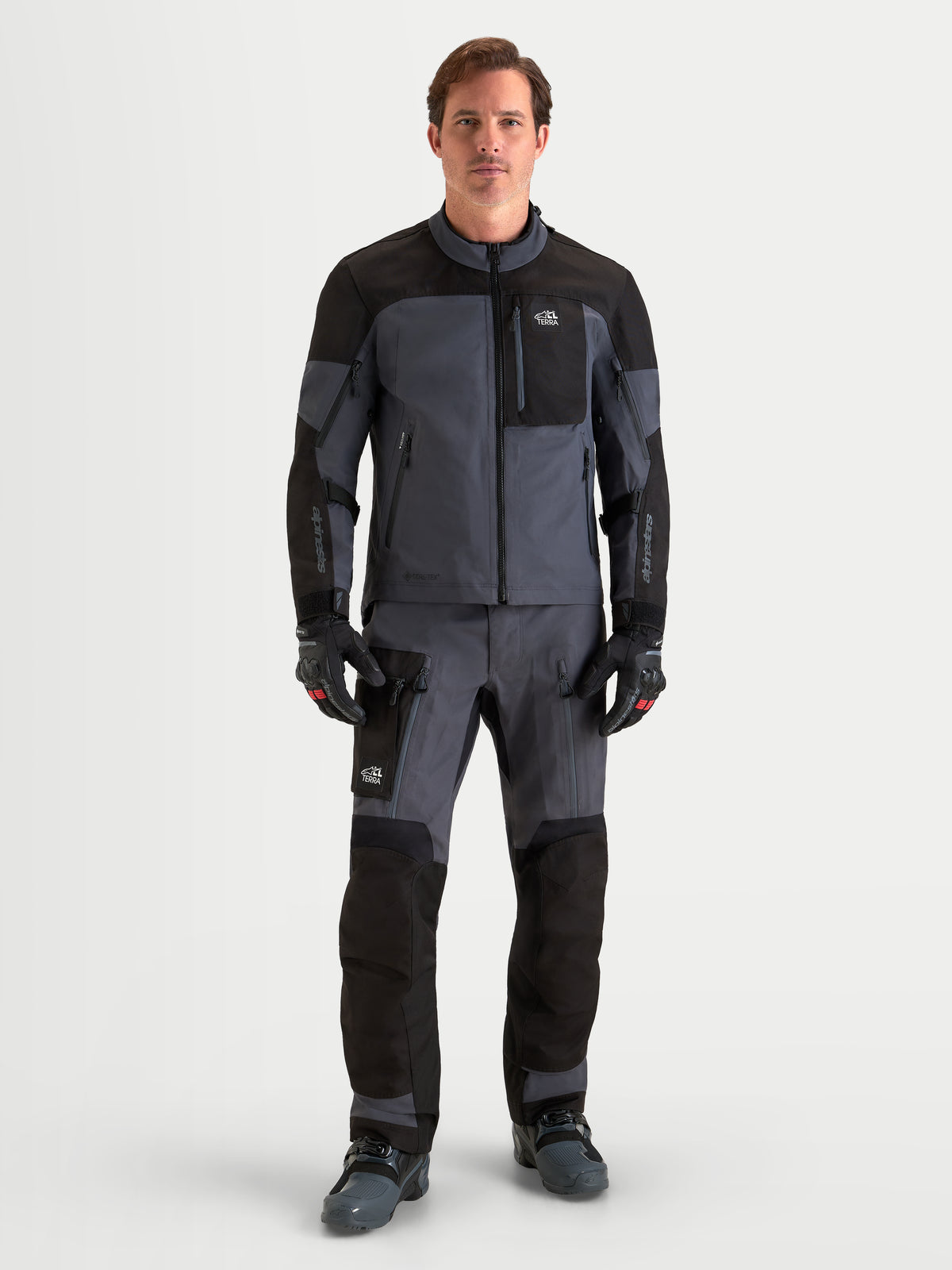 Alpinestars Arenis Gore-Tex, casaco de moto adventure para homem, preto e cinzento, vista frontal num modelo com equipamento têxtil à prova de água e proteções