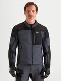 Alpinestars Arenis Gore-Tex casaco de moto para homem, em preto e cinzento escuro, vista frontal num modelo a usar equipamento e luvas a condizer, vestuário de turismo todo-o-terreno impermeável certificado AA