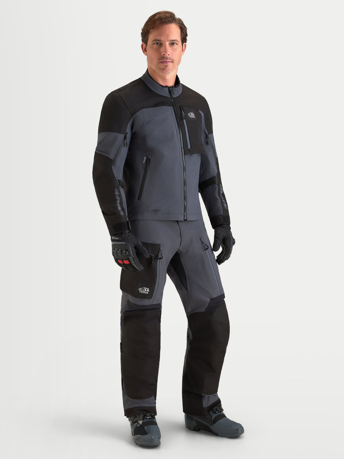 Alpinestars Arenis Gore-Tex, casaco de moto para homem, preto e cinzento escuro, impermeável em tecido, worn with matching riding gear