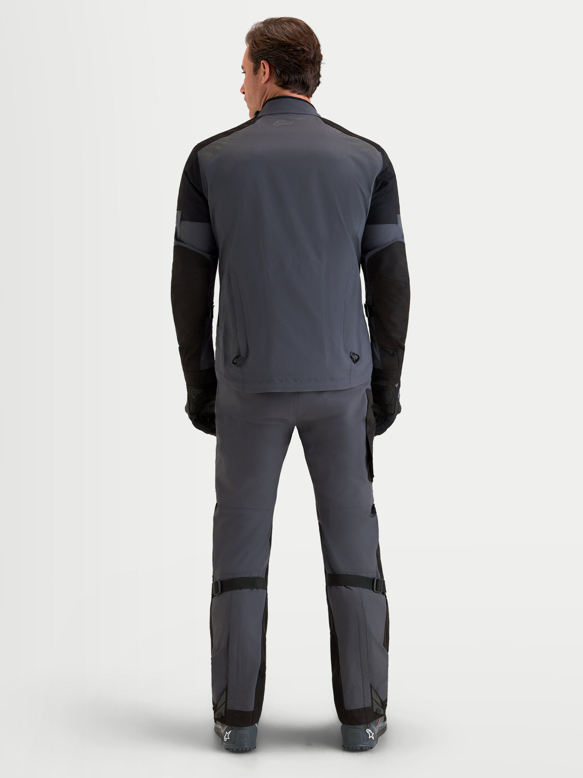 Alpinestars Arenis Gore-Tex casaco de moto para homem, em preto e cinzento escuro, vista traseira num modelo a mostrar a construção em tecido impermeável e aberturas traseiras integradas