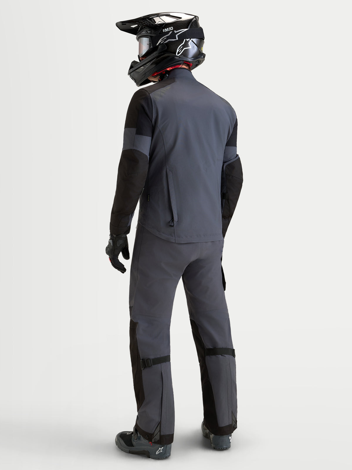 Alpinestars Arenis Gore-Tex casaco, casaco de moto para turismo e aventura para homem em preto e cinzento escuro, vista traseira num modelo a mostrar a construção têxtil impermeável