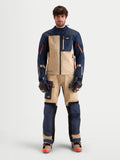 Alpinestars Arenis Gore-Tex Gear Set, casaco e calças de moto adventure para homem em azul-marinho e alumínio, vista frontal num modelo a vestir equipamento de condução técnico e luvas a combinar