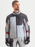 Alpinestars Arenis Gore-Tex casaco de moto para homem, cinzento-médio, cinzento-escuro e preto, vista frontal num modelo a mostrar a construção têxtil impermeável e o bolso com fecho no peito