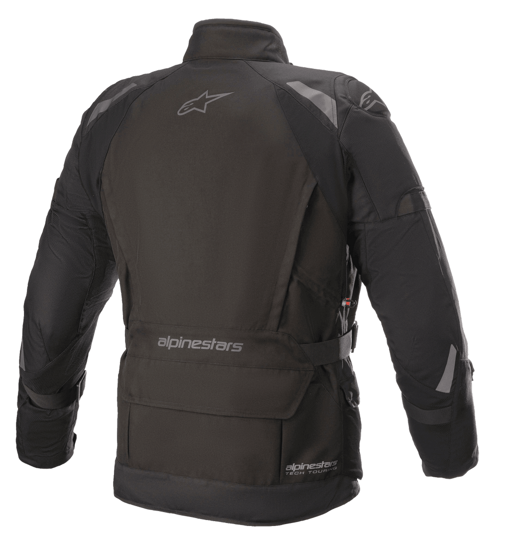 Alpinestars Ketchum GORE-TEX Jacket, jaqueta de motociclismo, preta, vista traseira com corte touring alongado, detalhes refletores nos ombros e braços, marca Alpinestars na parte superior das costas e zona inferior da cintura