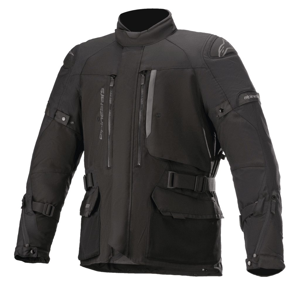 Alpinestars Ketchum GORE-TEX Jacket, casaco de moto para turismo em preto, com gola alta, múltiplas aberturas de ventilação com fecho e bolsos cargo amplos, cintas ajustáveis nas mangas e na cintura, painéis reforçados nos ombros e construção têxtil durável para condução de aventura