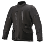 Alpinestars Ketchum GORE-TEX Jacket, casaco de moto para turismo em preto, com gola alta, múltiplas aberturas de ventilação com fecho e bolsos cargo amplos, cintas ajustáveis nas mangas e na cintura, painéis reforçados nos ombros e construção têxtil durável para condução de aventura