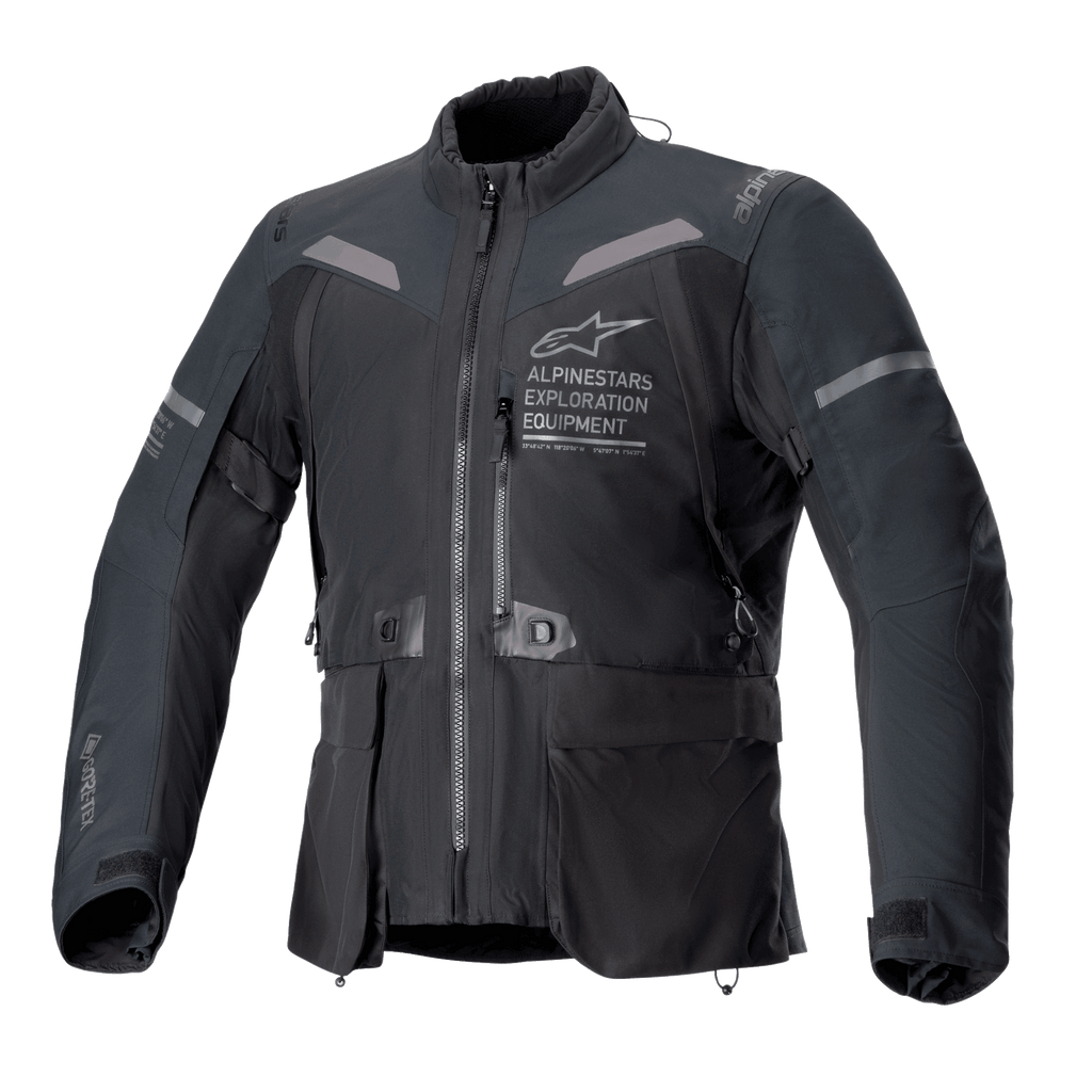 Alpinestars ST-7 2L GORE-TEX Jacket, casaco de motociclismo em preto e cinzento escuro, vista frontal com bolsos de carga grandes, detalhes refletivos nos ombros e logótipo Alpinestars Exploration Equipment no peito, equipamento de aventura e touring impermeável