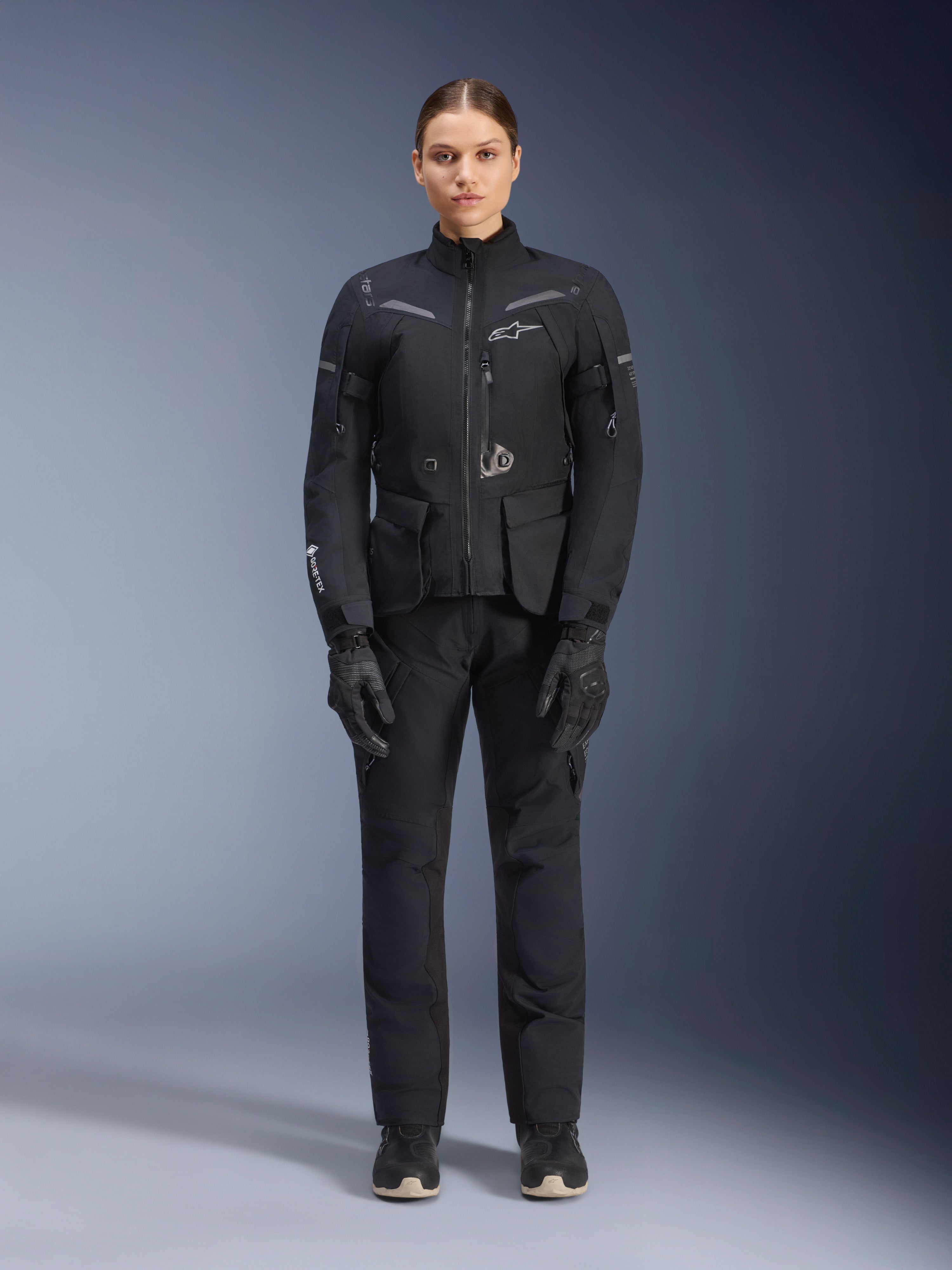 Alpinestars Stella ST-7 2L GORE-TEX Jacket, casaco de motociclismo touring para mulher, preto e cinzento escuro, usado com calças e luvas a condizer, com camada exterior laminada impermeável, detalhes refletores e design ergonómico de aventura
