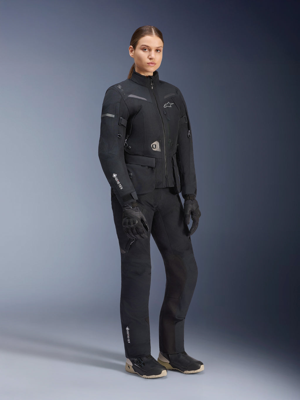 Casaco Alpinestars Stella ST-7 2L GORE-TEX Feminino, preto, usado com calças e luvas de motociclismo a condizer, equipamento de touring de aventura com logótipo GORE-TEX laminado na manga e corte feminino ajustado