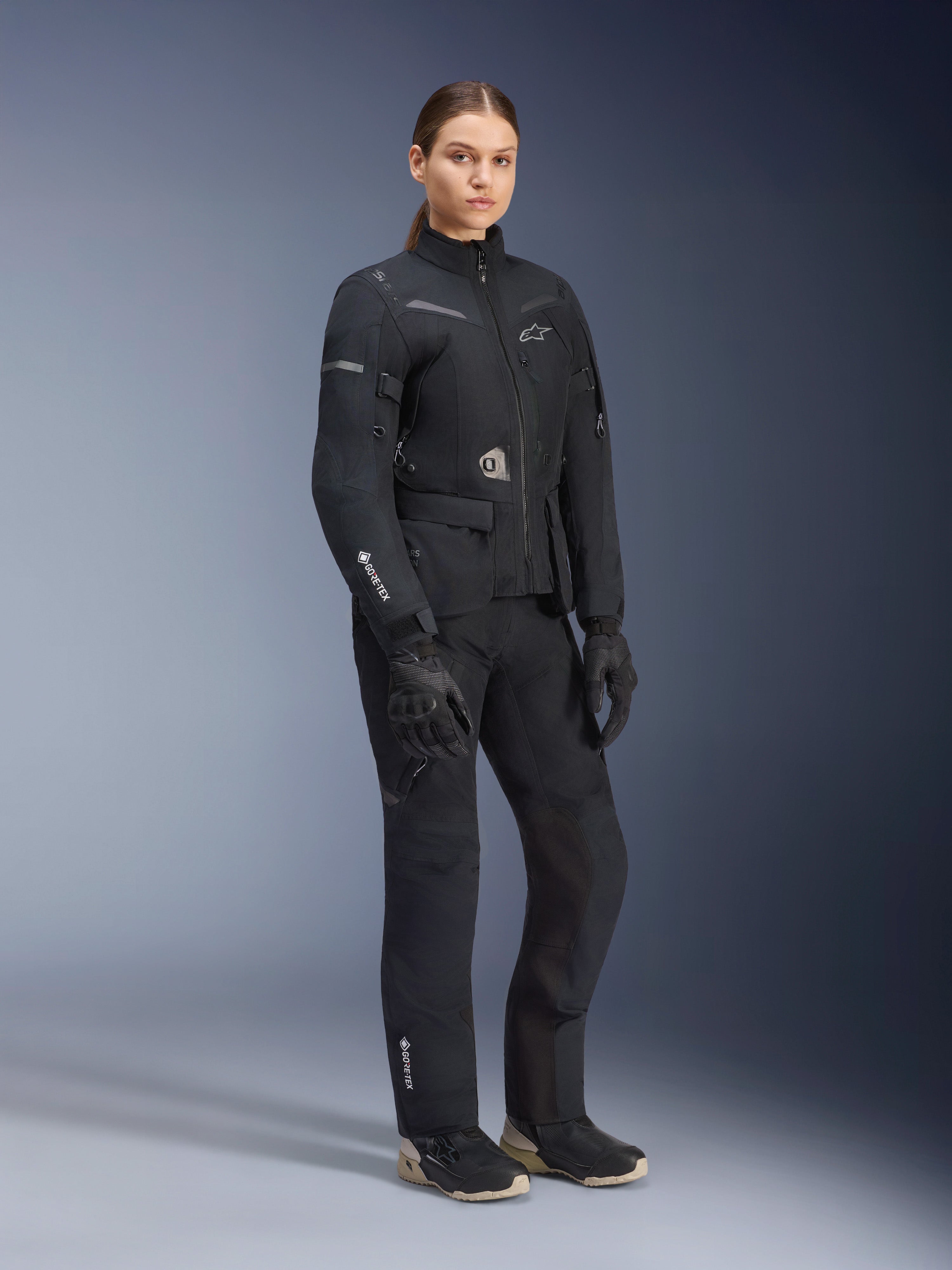 Casaco Alpinestars Stella ST-7 2L GORE-TEX Feminino, preto, usado com calças e luvas de motociclismo a condizer, equipamento de touring de aventura com logótipo GORE-TEX laminado na manga e corte feminino ajustado