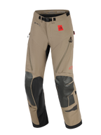 Calças Alpinestars Nazca 3L GORE-TEX PRO, calças de motociclismo de aventura, cor nogueira e preto, com um emblema vermelho do logótipo All Terra, marca GORE-TEX PRO, reforços pretos em Superfabric nos joelhos e canelas, ventilação nas coxas com fecho de correr e cinto integrado com fivela magnética.