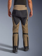 Alpinestars Nazca 3L GORE-TEX PRO Pants, Walnut e Preto, vista traseira mostrando os ajustadores de volume na panturrilha e painéis reforçados, calças técnicas de motociclismo de aventura para todas as condições climáticas