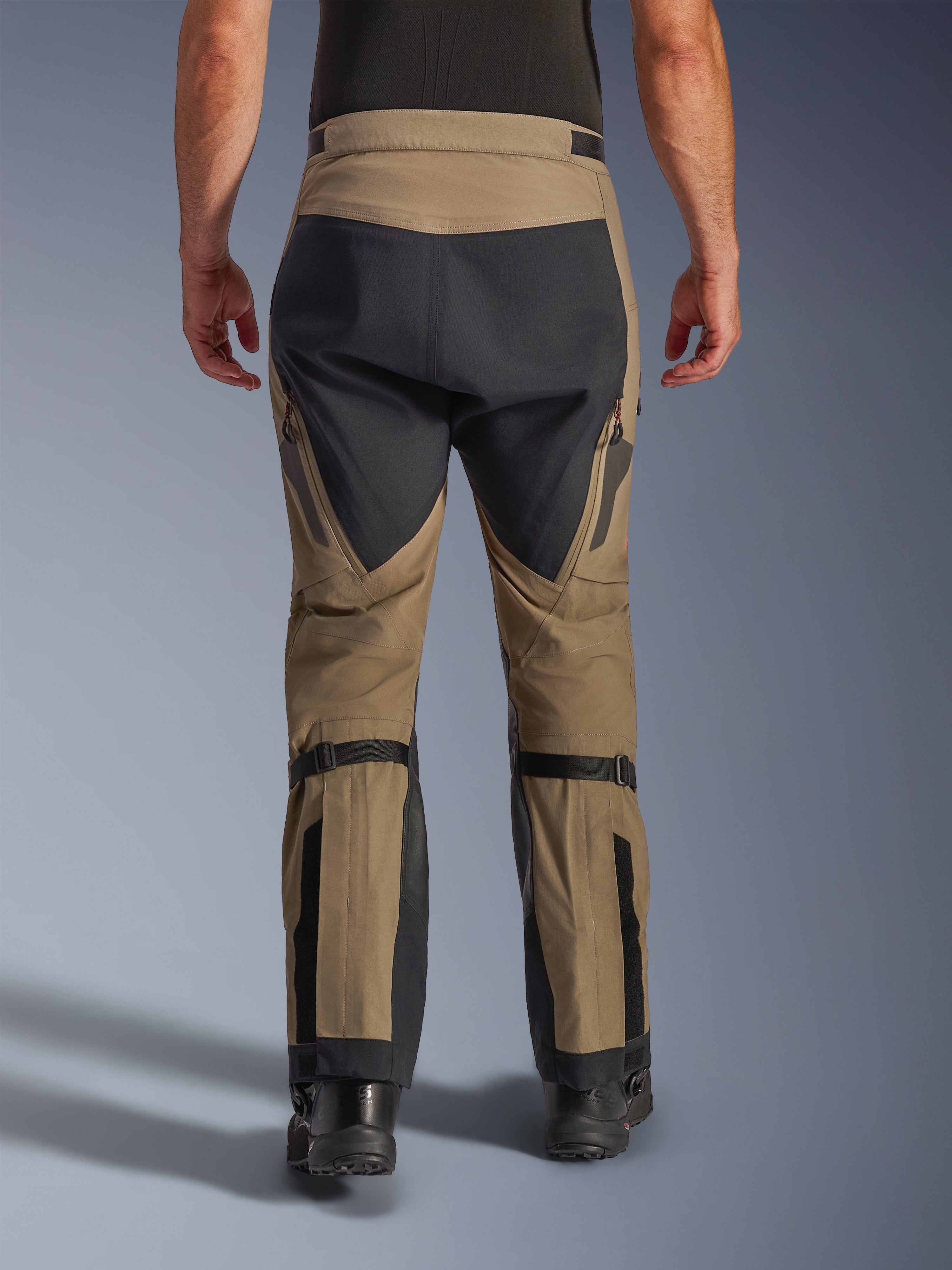 Alpinestars Nazca 3L GORE-TEX PRO Pants, Walnut e Preto, vista traseira mostrando os ajustadores de volume na panturrilha e painéis reforçados, calças técnicas de motociclismo de aventura para todas as condições climáticas