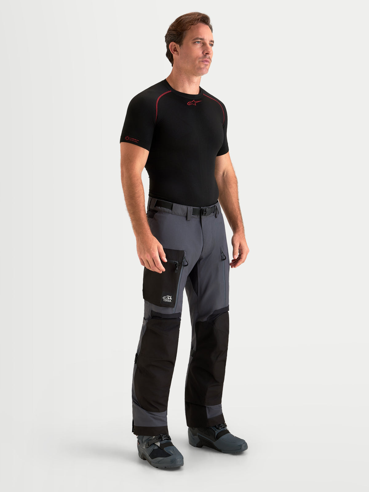 Alpinestars Arenis Gore-Tex calças, calças de moto para aventura para homem, cinzento-escuro e preto, vista frontal num modelo a mostrar construção têxtil impermeável e acabamento Gore-Tex