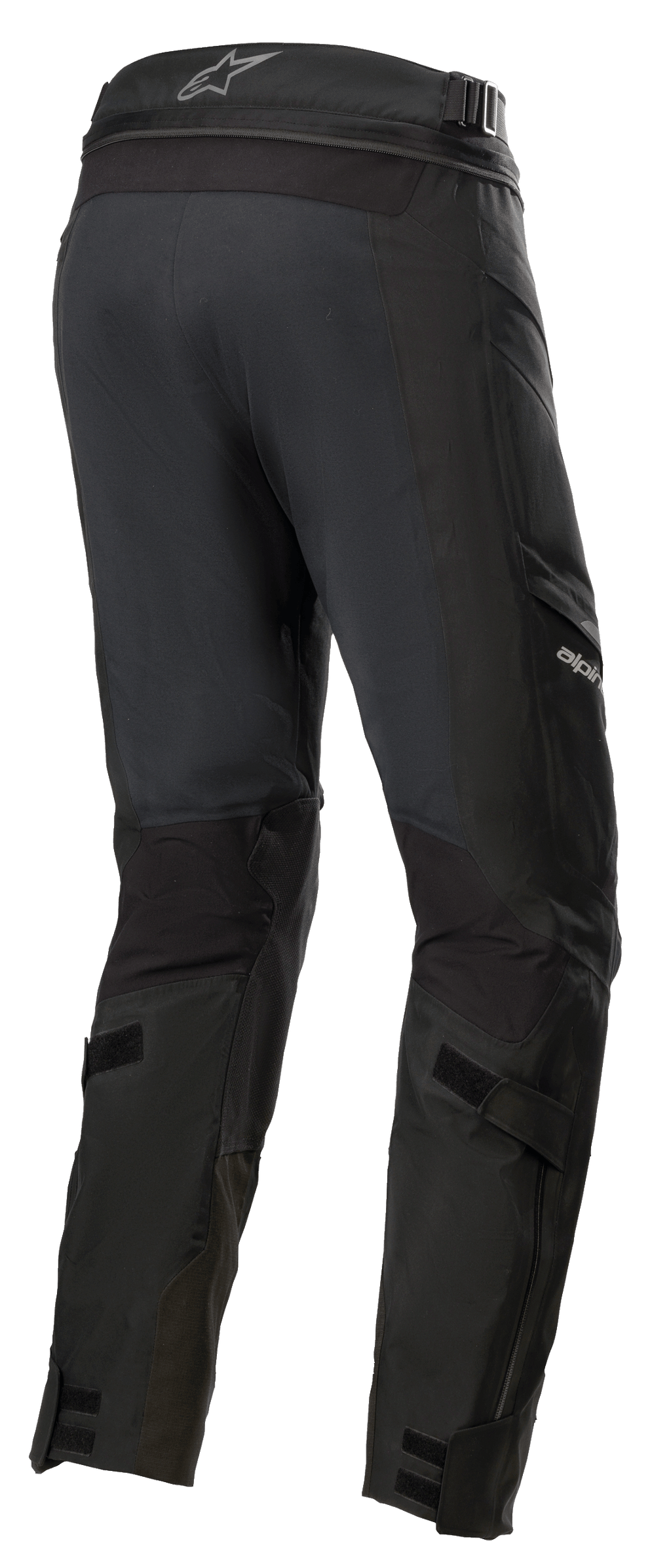Alpinestars Road Tech GORE-TEX Pants Short, pretas, vista traseira 3/4 com fecho de correr de ligação na cintura, correias ajustáveis nos gémeos e reforços de nylon balístico, equipamento de touring de aventura impermeável
