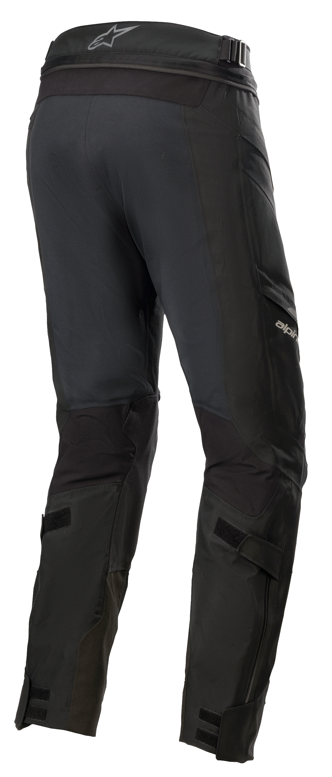 Alpinestars Road Tech GORE-TEX Pants Short, pretas, vista traseira 3/4 com fecho de correr de ligação na cintura, correias ajustáveis nos gémeos e reforços de nylon balístico, equipamento de touring de aventura impermeável