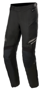 Calças Alpinestars Road Tech GORE-TEX Short, pretas, calças de motociclismo para turismo, construção multi-tecido impermeável e respirável, marca refletora na coxa, painéis reforçados nos joelhos, bolsos com fecho de correr e fitas de ajuste na cintura