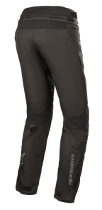 Calças Alpinestars Stella Road Pro GORE-TEX para Mulher, pretas, vista traseira de três quartos, calças de motociclismo em tecido técnico com logótipo Alpinestars refletor na parte inferior da perna, corte cônico, ajustadores de perna em velcro e fecho de correr de conexão na cintura para adventure touring.