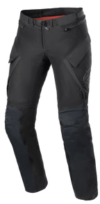 Calças Alpinestars Stella ST-7 2L GORE-TEX Femininas, calças de motociclismo para turismo de aventura, pretas e cinzento escuro, vista frontal com bolsos de carga, fivela magnética na cintura, joelhos articulados com posicionamento de proteção e logótipo Alpinestars discreto na coxa.
