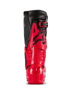 Botas Alpinestars Tech 10 Enduro, vermelho vivo e preto, vista traseira que destaca o Protetor de Compressão Dinâmica do Calcanhar e a estrutura de flexão, equipamento profissional de motocross todo-o-terreno com estrutura em TPU durável e painéis superiores em pele preta