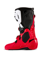 Botas Alpinestars Tech 10 Enduro, botas de motocross e enduro, vermelho brilhante, preto e branco, vista de perfil lateral com uma estrutura em TPU durável, placa de canela branca e painéis superiores pretos, concebidas para desempenho off-road