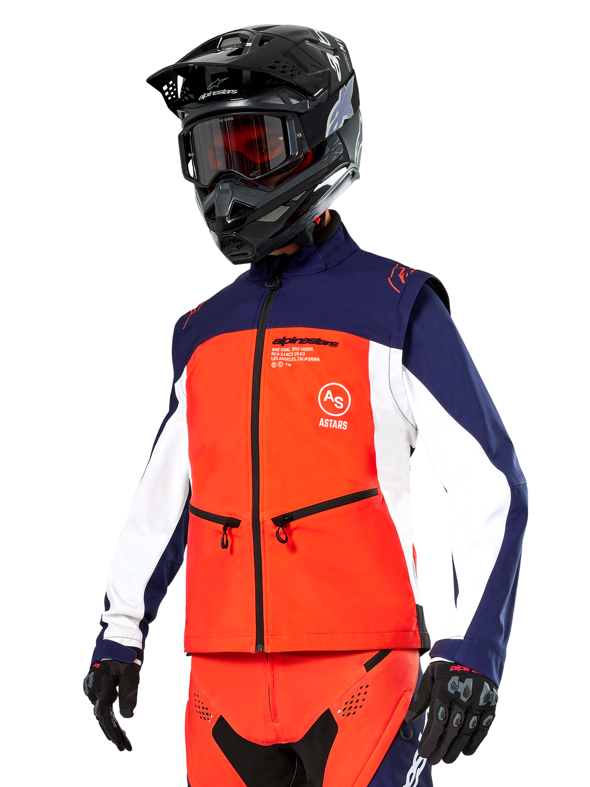 Casaco Alpinestars Lite-Dura Softshell em azul-marinho, laranja e branco, equipamento de motocross, usado com capacete e óculos pretos, luvas de proteção e calças de corrida a condizer