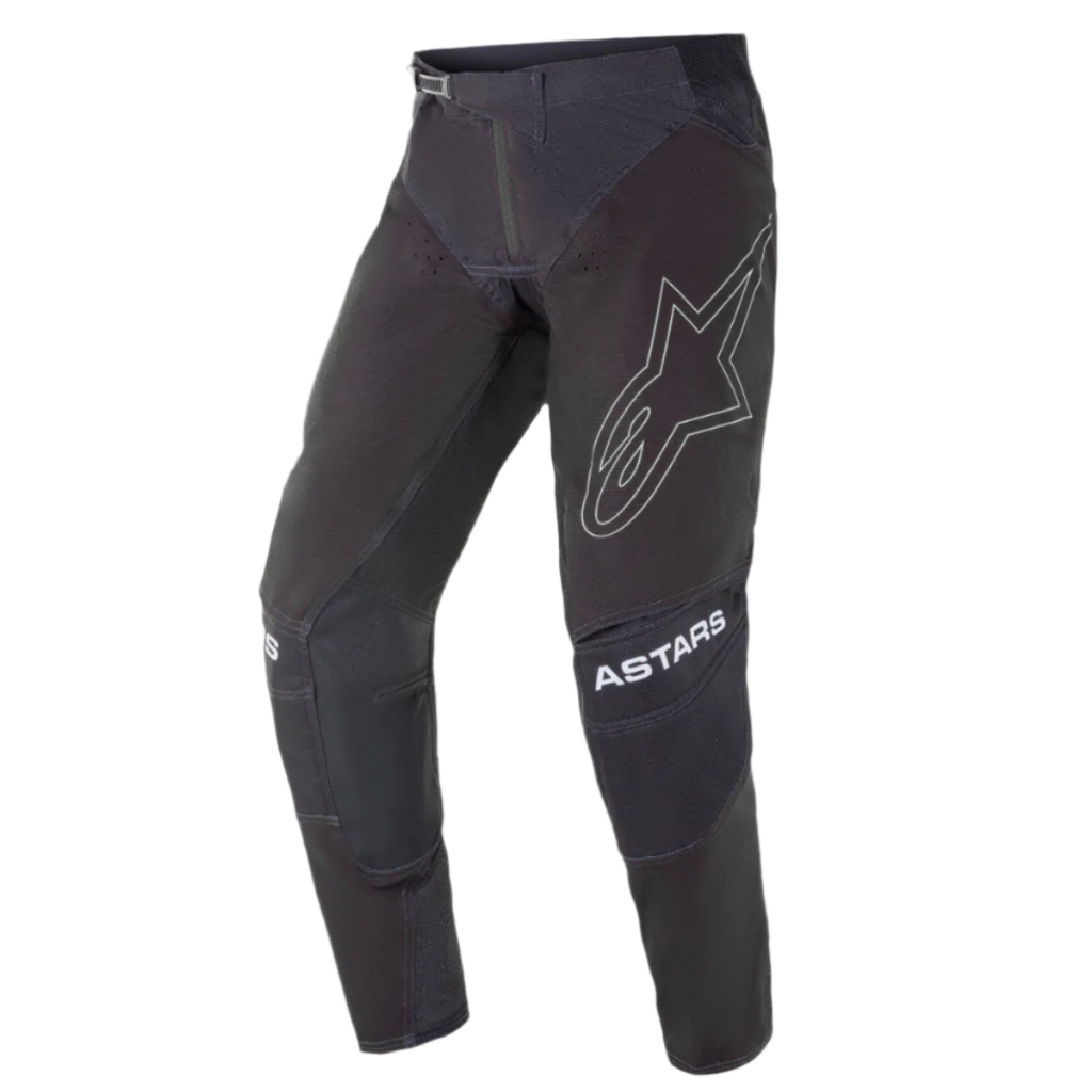Alpinestars 2021 Techstar Phantom Pants, calças de motocross, pretas com detalhes brancos, logótipo de estrela delineado na coxa, marca ASTARS nos joelhos, tecido rip-stop técnico com zonas perfuradas e construção de joelho 3D Babel para performance todo-o-terreno