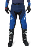 Alpinestars Pro-Dura Pants, calças de motocross, azul-marinho e azul vivo com detalhes brancos, vista frontal, usadas com botas e luvas pretas, design técnico para enduro e todo-o-terreno