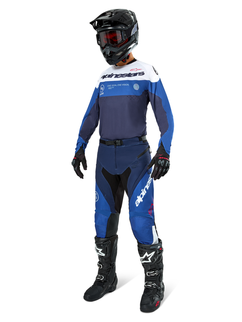 Piloto de motocross equipado com calças Alpinestars Pro-Dura em azul marinho, azul brilhante e branco, camisola de manga comprida a condizer, capacete preto com óculos vermelhos, luvas pretas e botas pretas e brancas, conjunto coordenado para corridas de enduro e off-road.